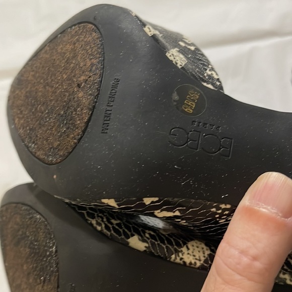 BCBG Women’s faux snake skin design. Gently used. Size 6.5 - Picture 8 of 11